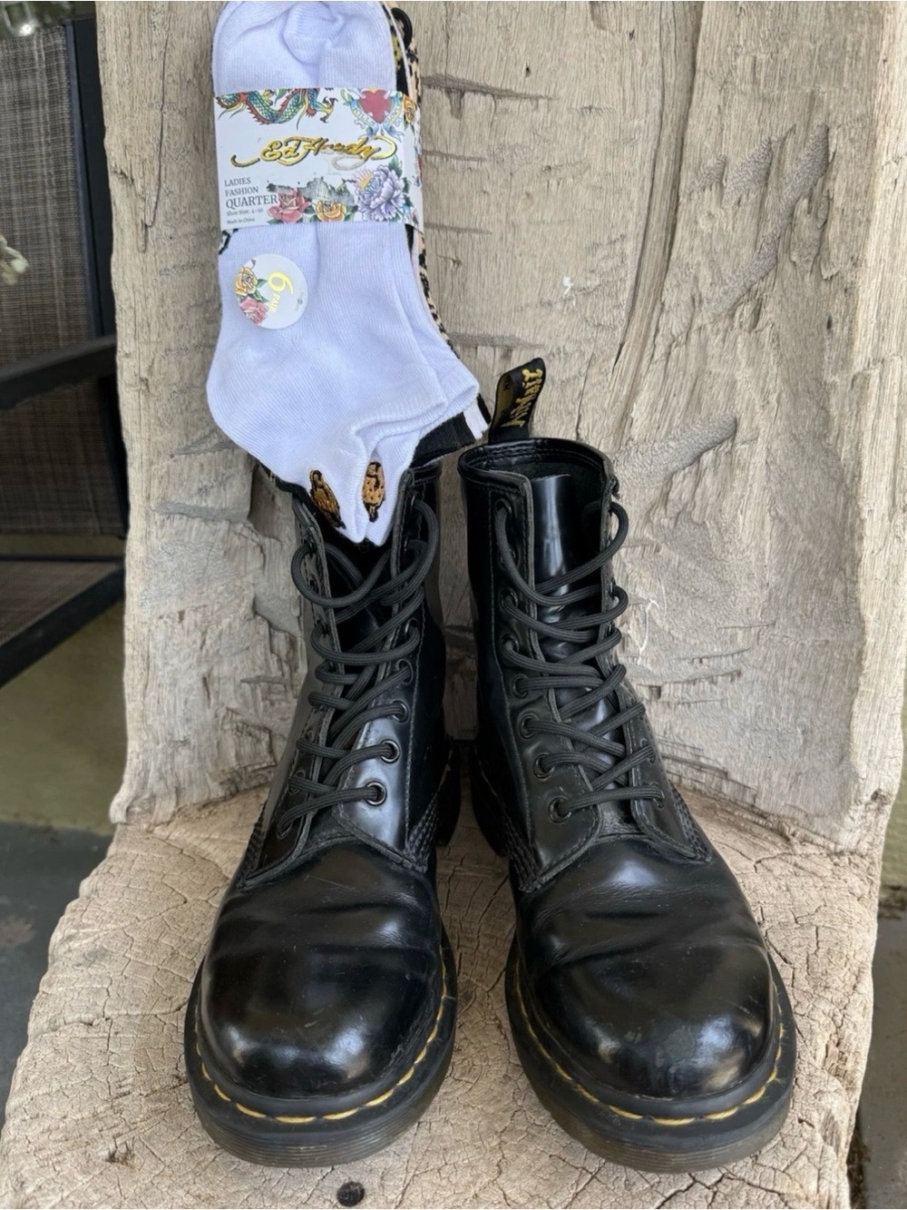 Black Patent DR MARTENS COMBAT BOOTS THE ORIGINAL 7 W ED HARDY SOCKS Grunge